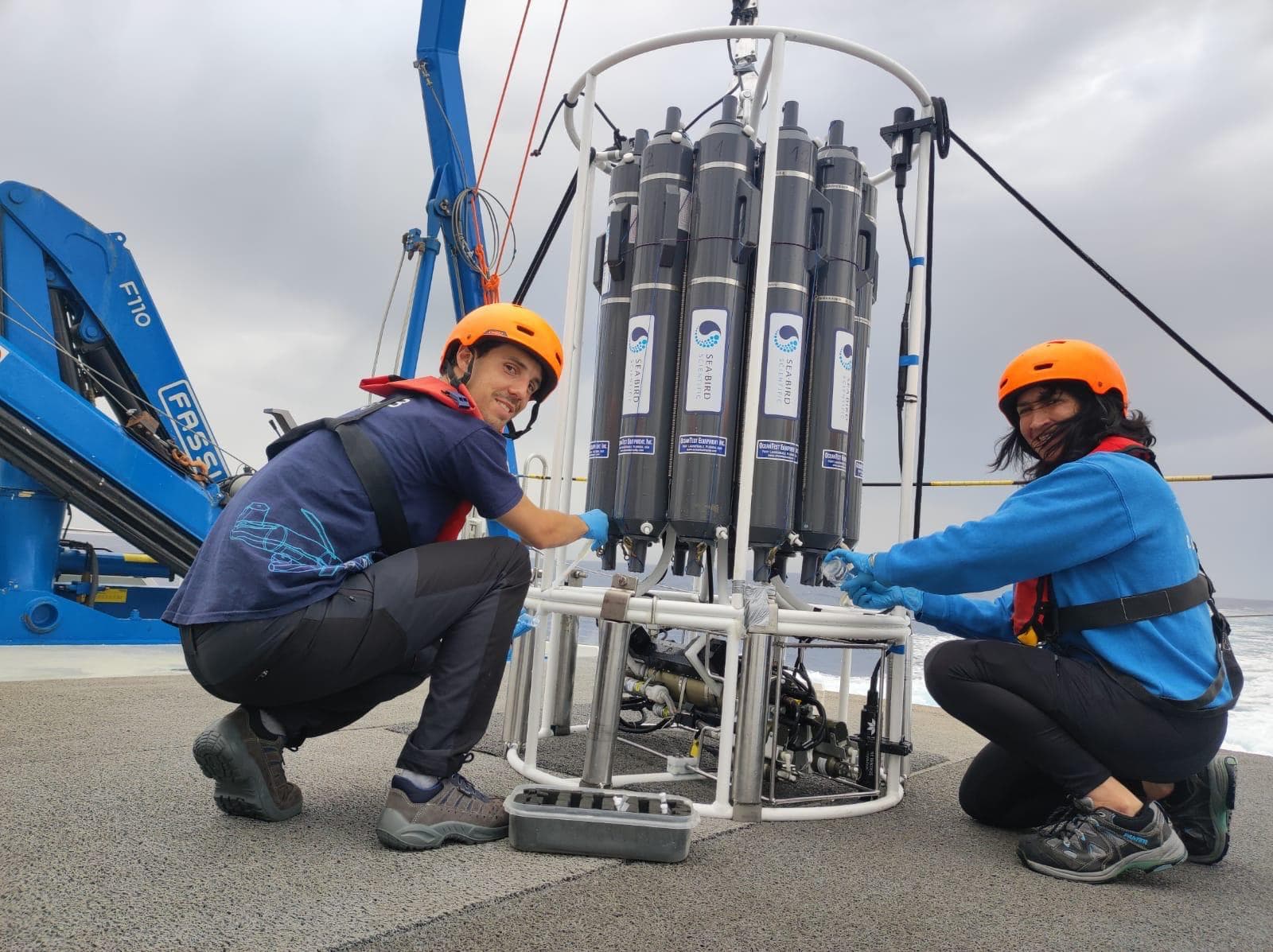 Collecting water samples from the oceanographic rosette during the SOCIB CANALES cruises (socib.es)